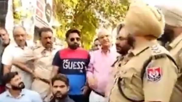 12 போலீசார் பாதுகாப்பு