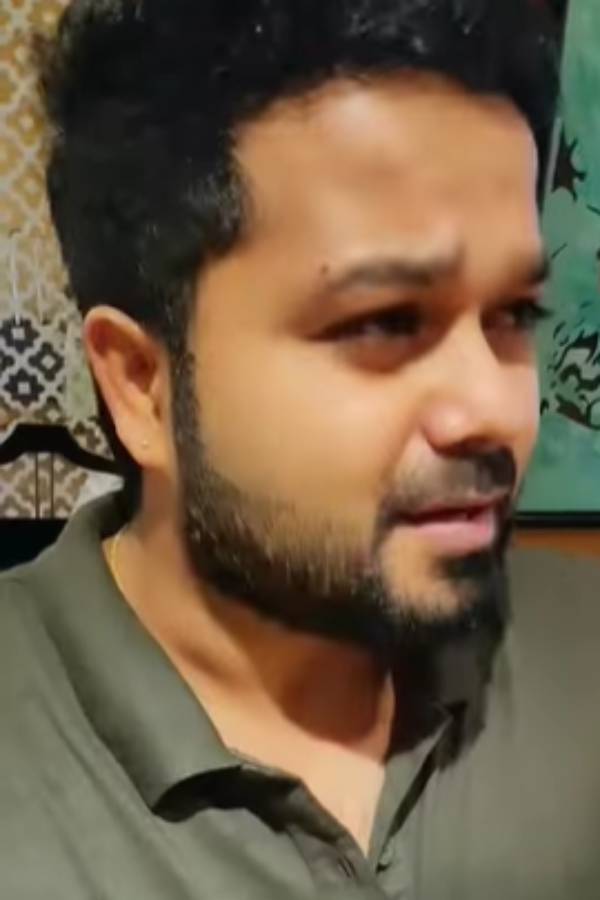 கணவர் கொடுத்த பாராட்டு பரிசு