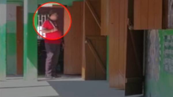 கையில் வீச்சருவாளுடன்