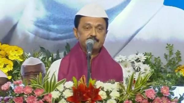 இந்தி மொழி திணிப்பு பாஜக ஆட்சிக்கு வந்த பிறகு தொடர்ச்சியாக, இந்தி திணிப்பு முயற்சிகளை மேற்கொண்டு வருவது சர்ச்சைக்குள்ளாகி வருகிறது. குறிப்பாக, கல்வி நிலையங்களில் இந்தி மொழி கட்டாயம் என்ற பாஜகவின் செயல்பாடுகள் தென் மாநிலங்களில் குறிப்பாக தமிழ்நாட்டில் கடும் எதிர்ப்புகளைச் சந்தித்து வருகிறது. சமீபத்தில் கூட ஐஐடி, ஐஐஎம் உள்ளிட்ட மத்திய அரசின் கல்வி நிறுவனங்களில் இந்தி மொழி பாடம் கட்டாயமாக இடம்பெறச் செய்ய வேண்டும் என அமித்ஷா தலைமையிலான அலுவல் மொழிகளுக்கான நாடாளுமன்ற குழு குடியரசுத் தலைவரிடம் பரிந்துரை அளித்தது. இந்தி மொழி திணிப்பு பாஜக ஆட்சிக்கு வந்த பிறகு தொடர்ச்சியாக, இந்தி திணிப்பு முயற்சிகளை மேற்கொண்டு வருவது சர்ச்சைக்குள்ளாகி வருகிறது. குறிப்பாக, கல்வி நிலையங்களில் இந்தி மொழி கட்டாயம் என்ற பாஜகவின் செயல்பாடுகள் தென் மாநிலங்களில் குறிப்பாக தமிழ்நாட்டில் கடும் எதிர்ப்புகளைச் சந்தித்து வருகிறது. சமீபத்தில் கூட ஐஐடி, ஐஐஎம் உள்ளிட்ட மத்திய அரசின் கல்வி நிறுவனங்களில் இந்தி மொழி பாடம் கட்டாயமாக இடம்பெறச் செய்ய வேண்டும் என அமித்ஷா தலைமையிலான அலுவல் மொழிகளுக்கான நாடாளுமன்ற குழு குடியரசுத் தலைவரிடம் பரிந்துரை அளித்தது.