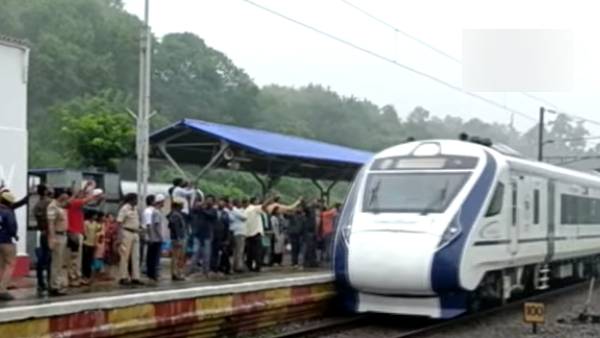 ரயிலில் ஏறிய திமுக எம்.எல்.ஏக்கள் ரயிலில் ஏறிய திமுக எம்.எல்.ஏக்கள்