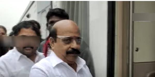 ஒவ்வொரு ரயில் நிலையத்திலும் சிறிது நேரம் ஒவ்வொரு ரயில் நிலையத்திலும் சிறிது நேரம்