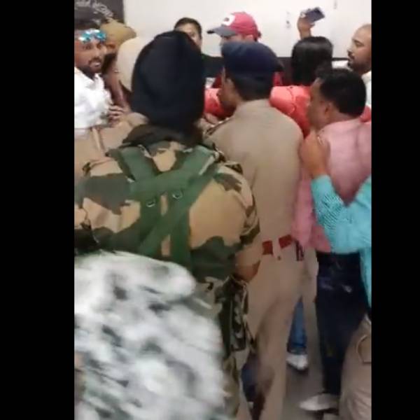 துப்பாக்கி முனையில் துப்பாக்கி முனையில்
