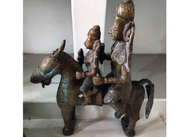 15 சிலைகள் சிக்கின