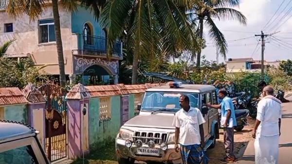 நோட்டமிடும் கொள்ளையர்கள்