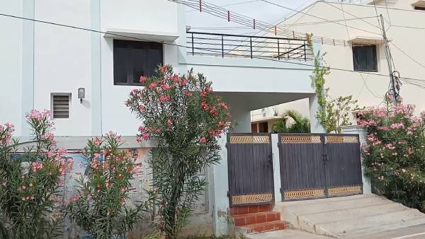 வீட்டுக்குள் நுழைந்த கனிமொழி 