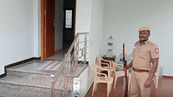 துப்பாக்கி ஏந்தி போலீஸ் பாதுகாப்பு 