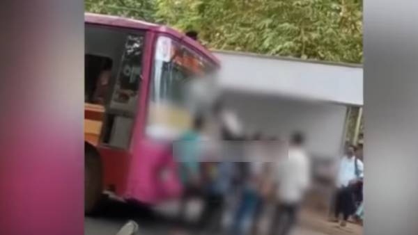 பேருந்தை மறித்த மாணவர்கள்