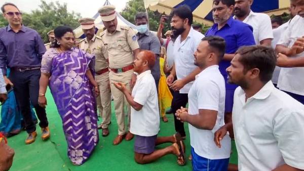 காலில் விழுந்து கதறல் காலில் விழுந்து கதறல்