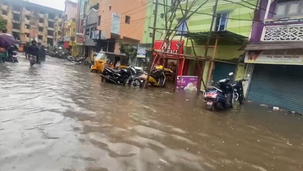 வீடுகளுக்குள் தண்ணீர் 