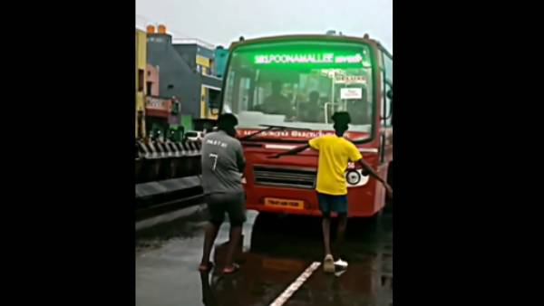 பேருந்தை மறித்து ரீல்ஸ் 