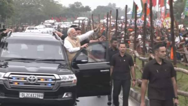  உற்சாகமாக கையசைத்த மோடி 