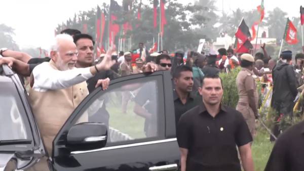 கொட்டும் சாரல் மழையிலும்.. 