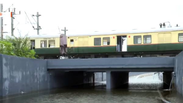 கழுத்தளவு தேங்கிய மழைநீர்.. 