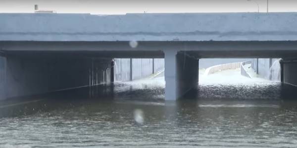 தண்ணீரில் தத்தளிக்கும் பகுதிகள்.. 