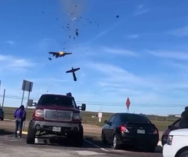 வானில் விமானங்கள் மோதல் 