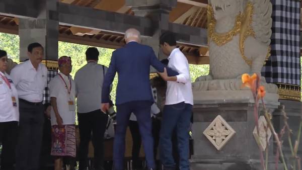  படிக்கட்டில் விழப்போன ஜோ பைடன் 