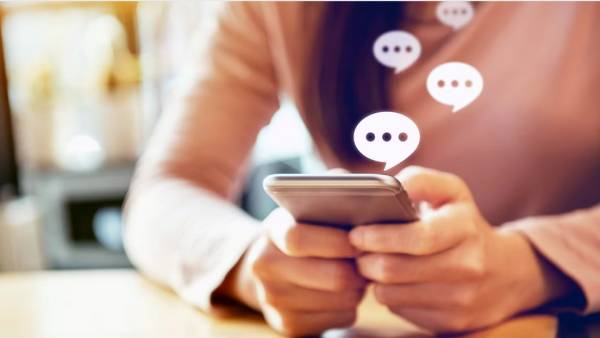 பெண் குரலில் பேசி மயக்கும் பணி 