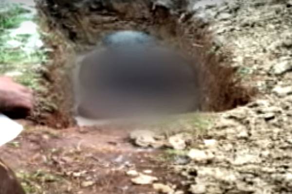 குழிக்குள் நிர்வாணம் குழிக்குள் நிர்வாணம்