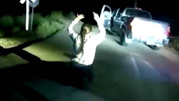 தண்டவாளத்தில் நிறுத்தப்பட்ட கார்.. தண்டவாளத்தில் நிறுத்தப்பட்ட கார்..