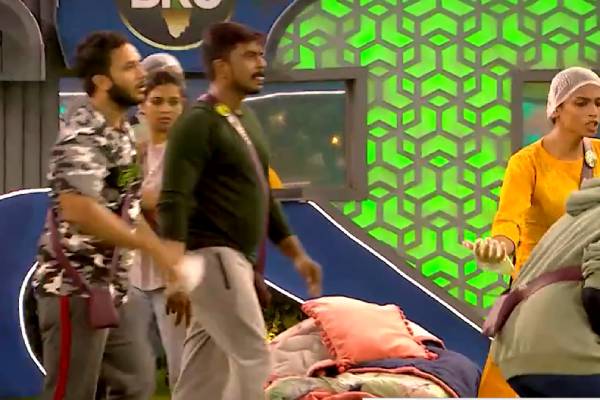 கலவரத்திலும் அட்வைஸ் கொடுத்த அசீம் கலவரத்திலும் அட்வைஸ் கொடுத்த அசீம்