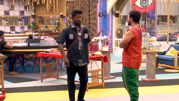 பெட்டியை தூக்கிய கதிர்