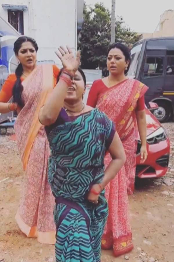 உச்சி கொட்டும் ரசிகர்கள்