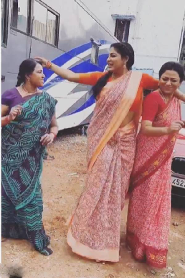 நடுத்தெருவில் குத்தாட்டம்