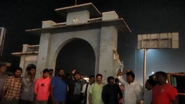 அதிர்ச்சியுடன் பார்த்து சென்ற வாகன ஓட்டிகள் 