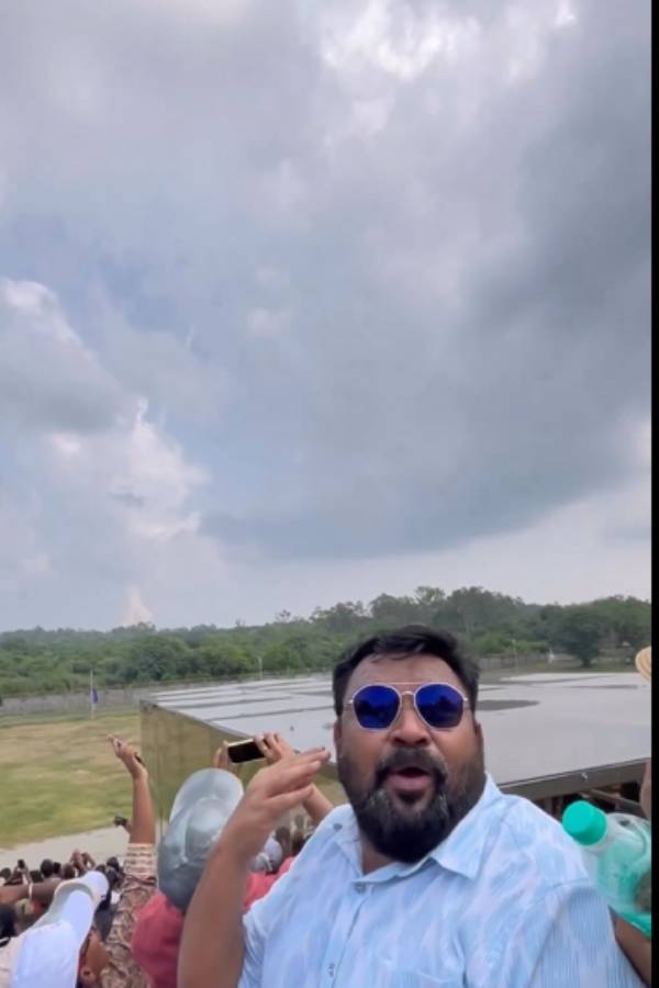 குழந்தையாகவே மாறிட்டாரே