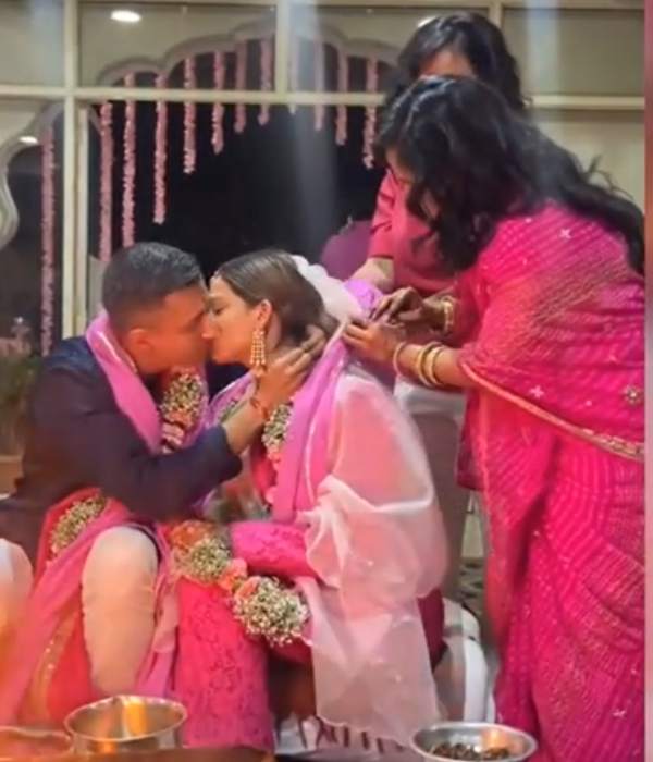  தாலி கட்டும்போது..