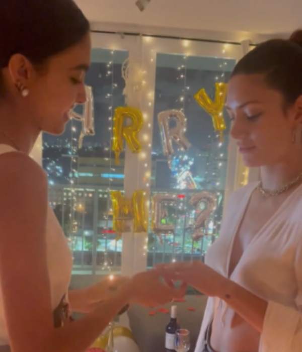 இரு அழகிகள் திருமணம் 