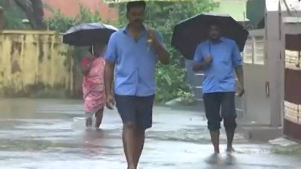  சாலைகளில் தேங்கிய மழைநீர் 