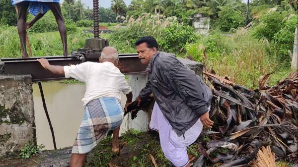 களத்தில் இறங்கிய விவசாயிகள் 
