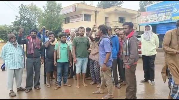 அதிகளவில் கூடிய மக்கள் அதிகளவில் கூடிய மக்கள்