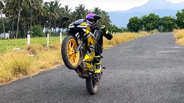 அதிவேகமாக இயக்கப்படும் மோட்டார் சைக்கிள்கள்