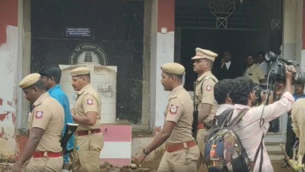 நீதிமன்றத்தில் ஆஜர் 