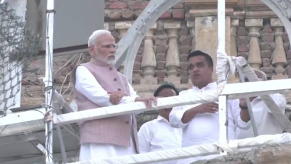 விபத்து நடந்த இடத்தில் மோடி 