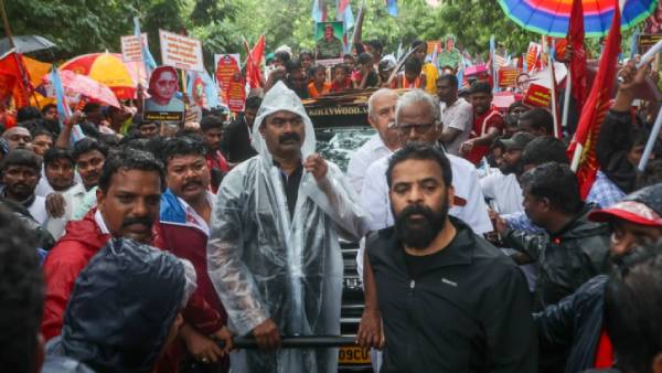 விடாத மழை குடையோடு பேரணி 