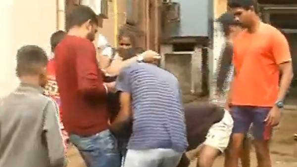  பாதாள சாக்கடையில் விழுந்த பெண்