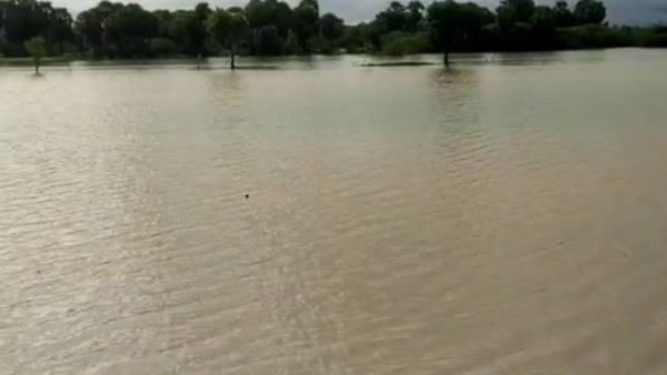 ஆற்றில் உடைப்பு 