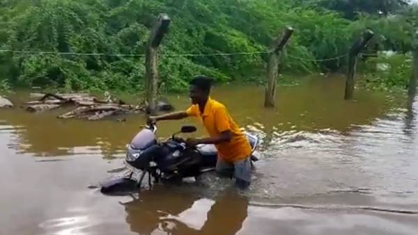 சாலையில் கழிவுநீருடன் மழைநீர் 