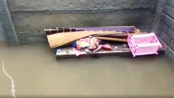 வீடுகளுக்குள் தண்ணீர் 