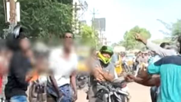 சரமாரி அடி உதை சரமாரி அடி உதை