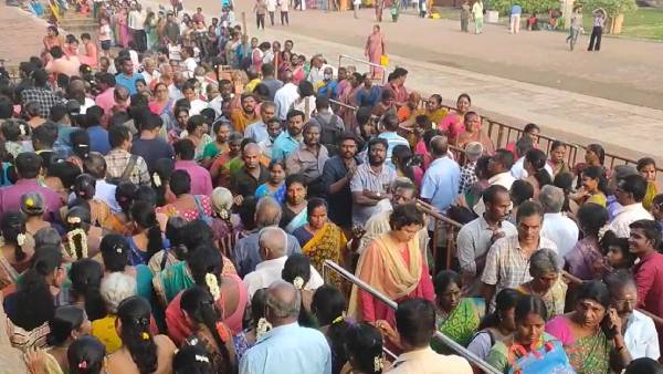 பக்தர்களுக்கு பிரசாதம் 