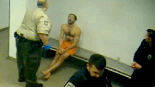  ஆடைகளைக் கழட்டி