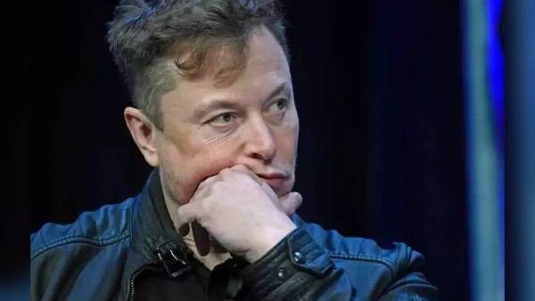  ‘சிங்க்’ ஒன்றை தூக்கிக் கொண்டு 