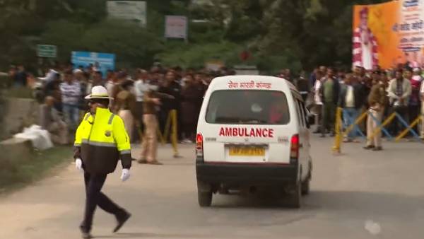  காரை நிறுத்திய மோடி