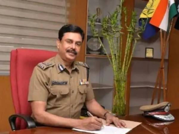  தேர்தல் ஆணையத்துடன் மோதல் 