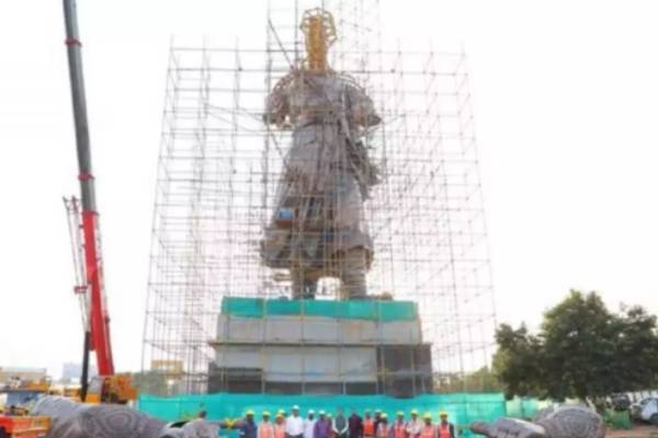 கெம்பே கவுடா சிலை 